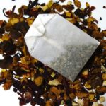 Domácí vs. kupovaný čaj: mýty + fakta a recept na lahodný čaj z podzimních plodů